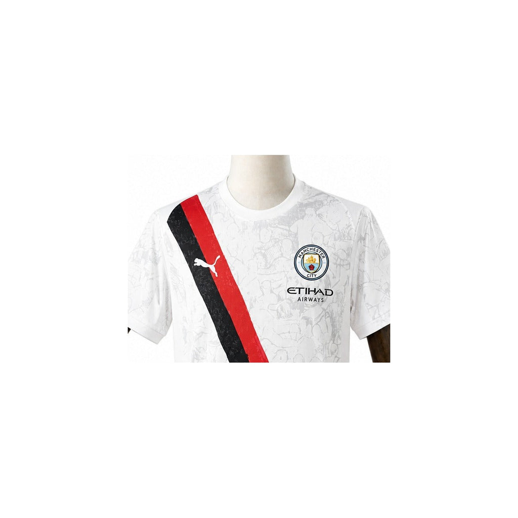 Camisa Manchester City - 2º Uniforme Torcedor 2025/26 detalhe escudo manequim fundo branco