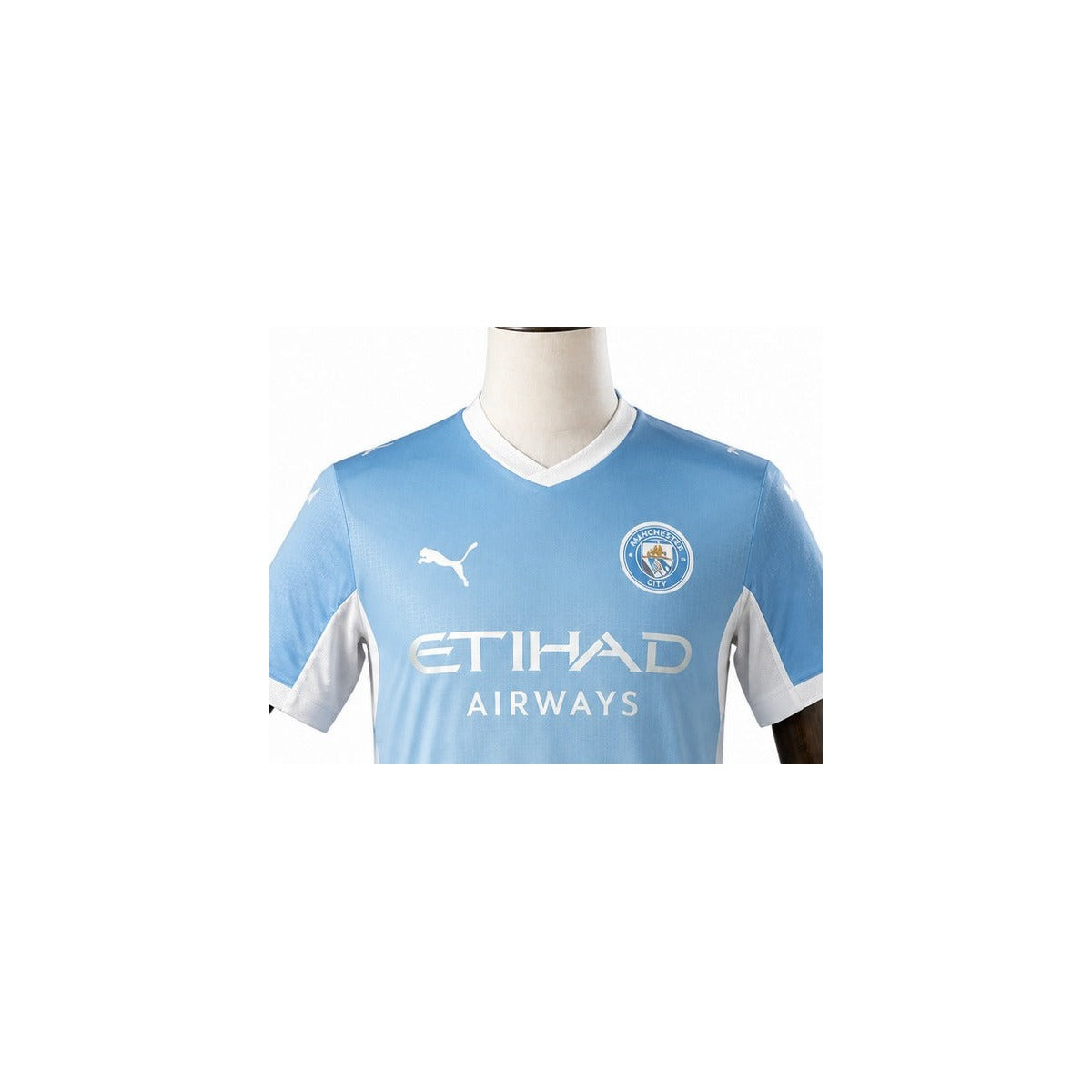 Camisa Manchester City - 1º Uniforme Jogador 2025/26 detalhe escudo manequim fundo branco
