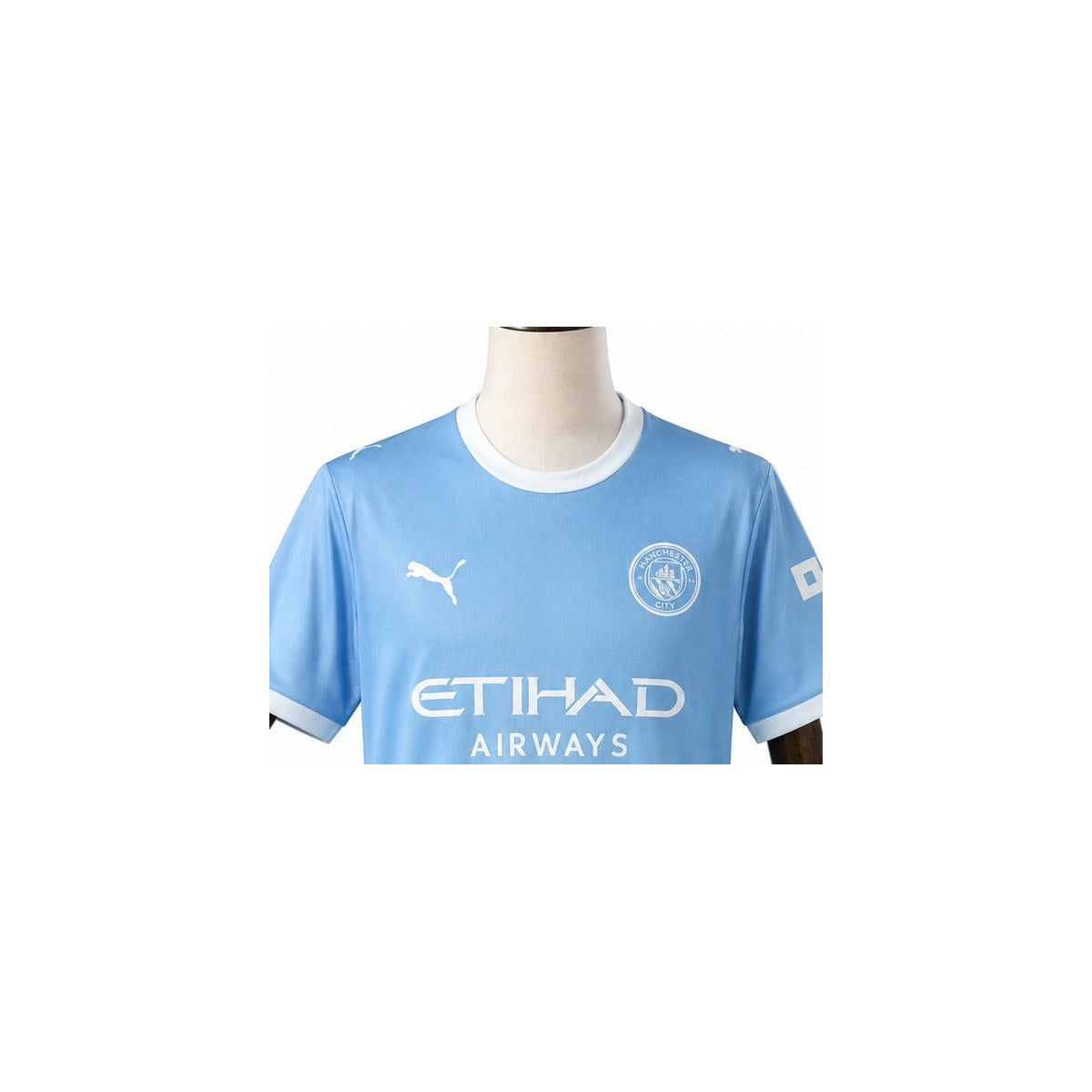 Camisa Manchester City - 1º Uniforme Torcedor 2026/27 detalhe escudo manequim fundo branco