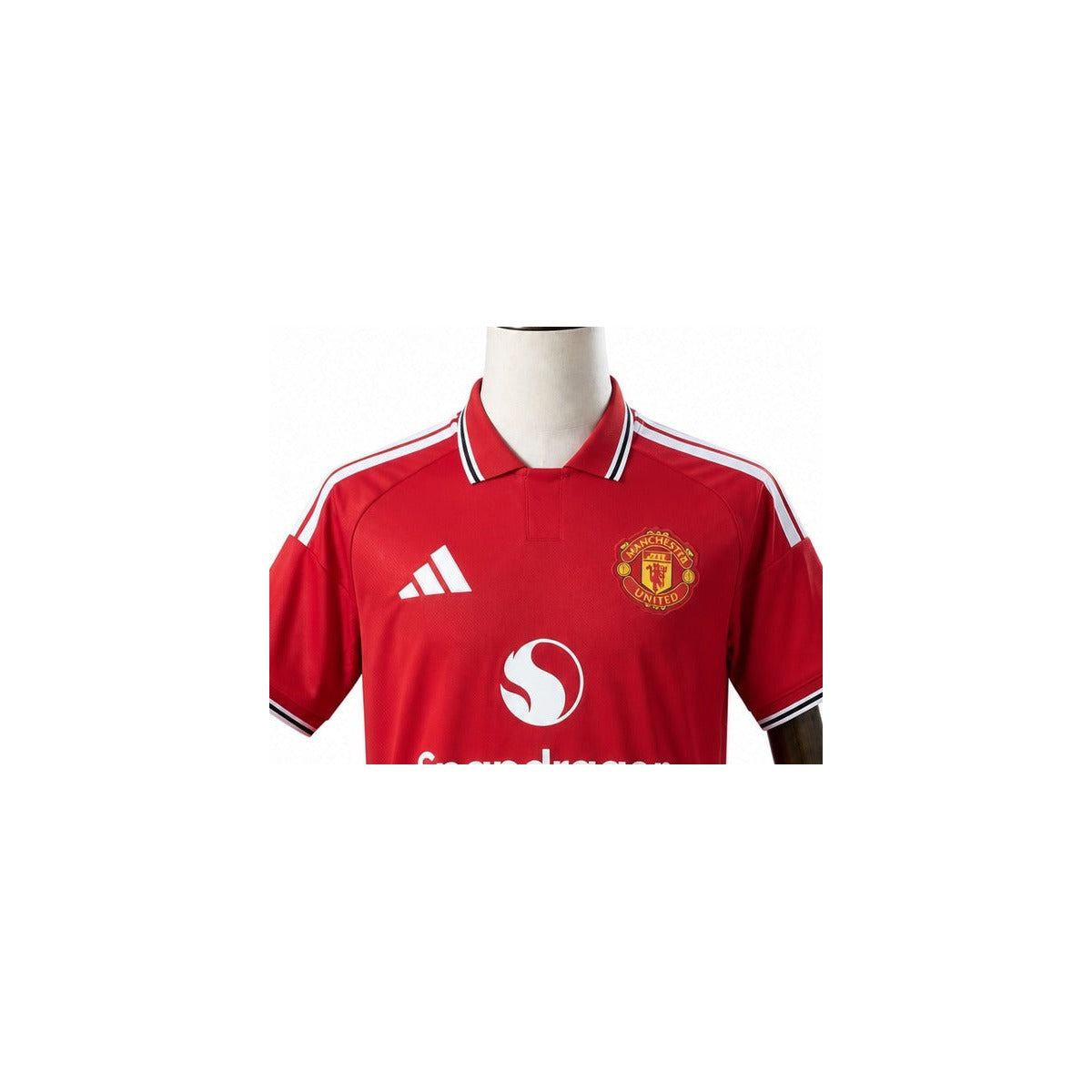 Camisa Manchester United - 1º Uniforme Torcedor 2026/27 detalhe escudo manequim fundo branco