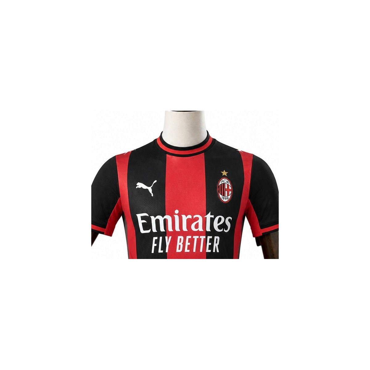 Camisa Milan - 1º Uniforme Jogador 2026/27 detalhe escudo manequim fundo branco