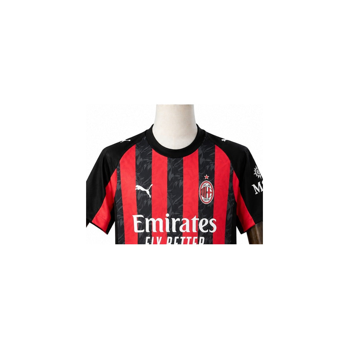 Camisa Milan - 1º Uniforme Torcedor 2025/26 detalhe escudo manequim fundo branco