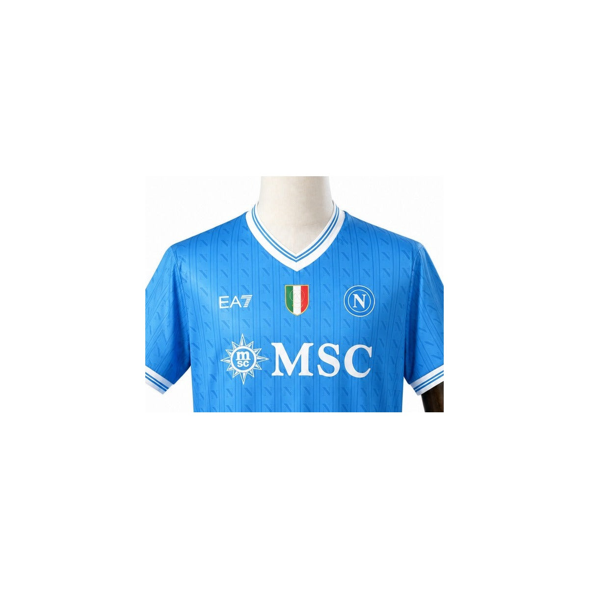Camisa Napoli - 1º Uniforme Torcedor 2025/26 detalhe escudo manequim fundo branco