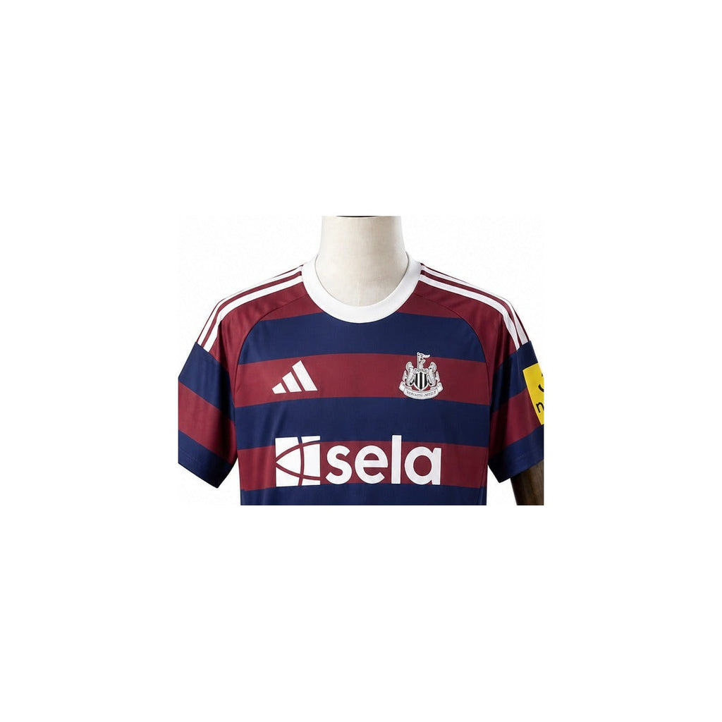Camisa Newcastle United - 2º Uniforme Torcedor 2024/25 detalhe escudo manequim fundo branco
