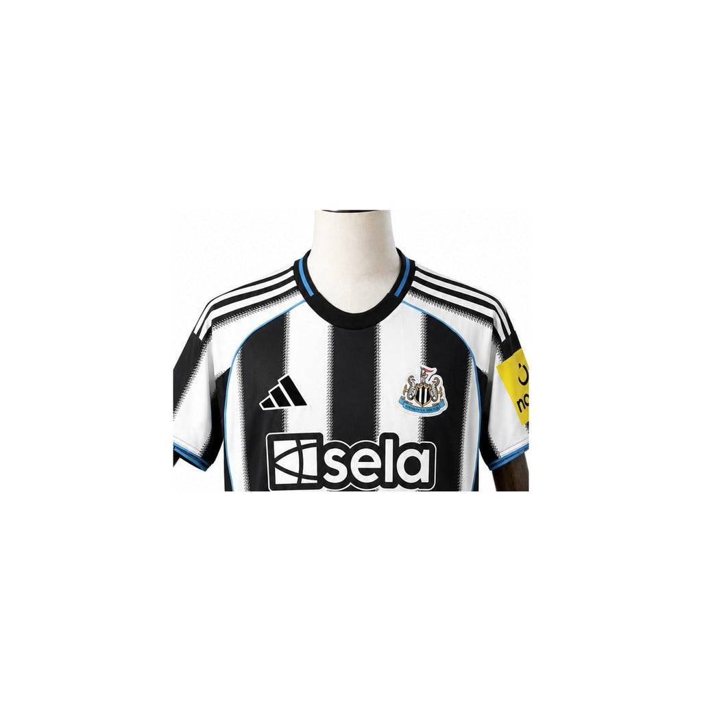 Camisa Newcastle United - 1º Uniforme Torcedor 2025/26 detalhe escudo manequim fundo branco
