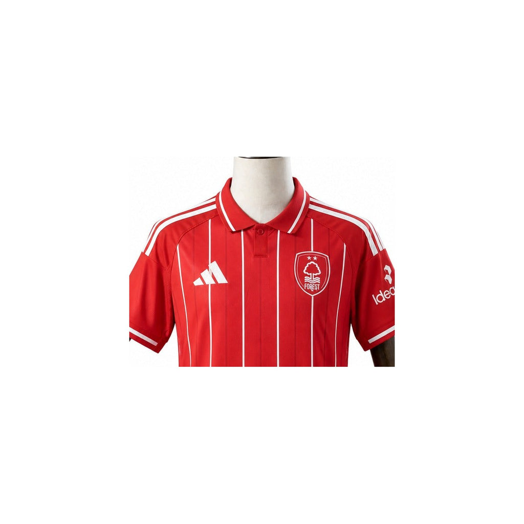 Camisa Nottingham Forest - 1º Uniforme Torcedor 2025/26 detalhe escudo manequim fundo branco
