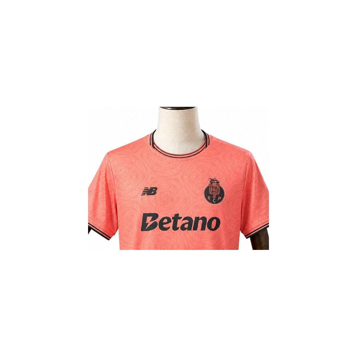 Camisa Porto - 2º Uniforme Torcedor 2025/26 detalhe escudo manequim fundo branco