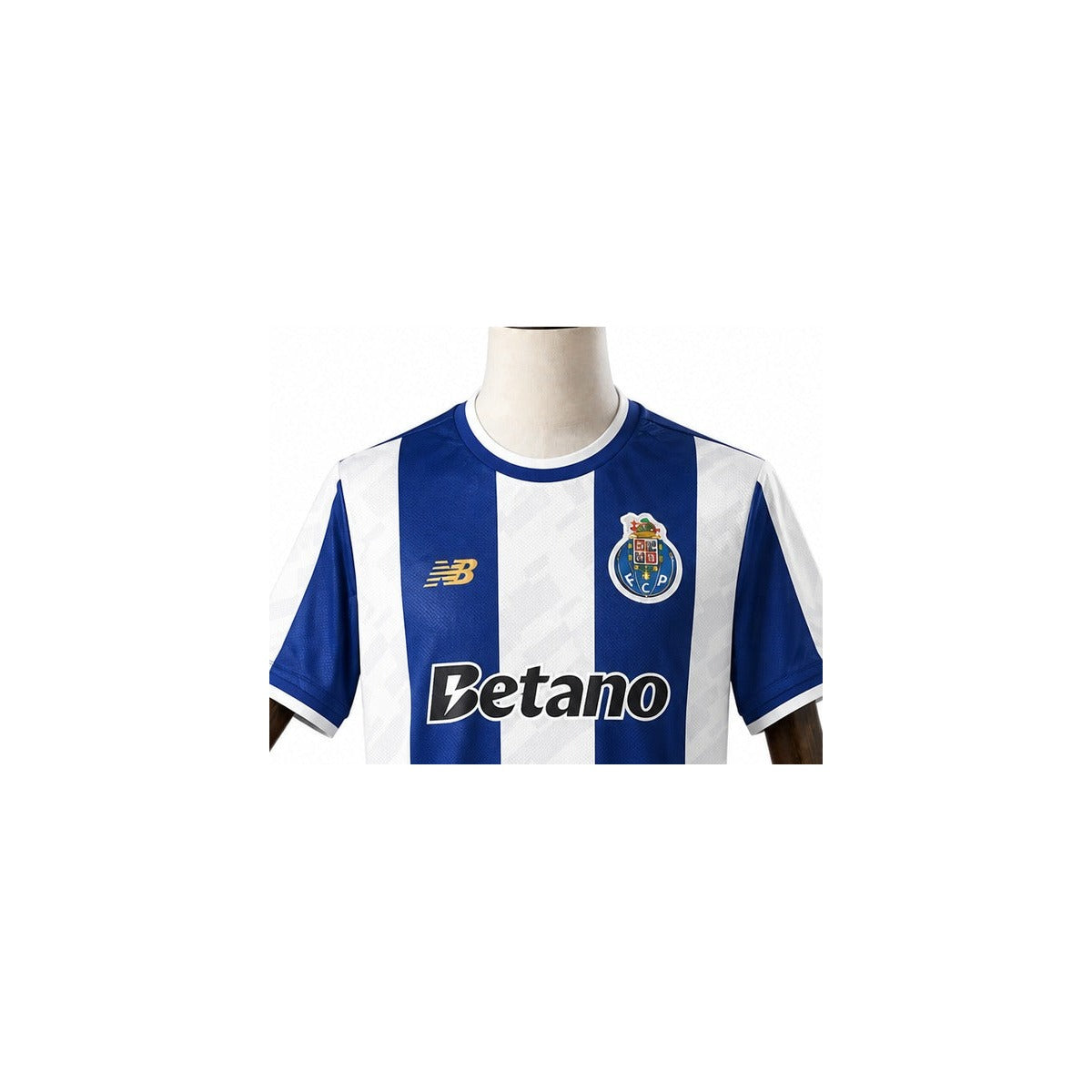 Camisa Porto - 1º Uniforme Torcedor 2025/26 detalhe escudo manequim fundo branco