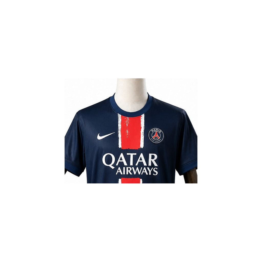 Camisa PSG - 1º Uniforme Torcedor 2024/25 detalhe escudo manequim fundo branco