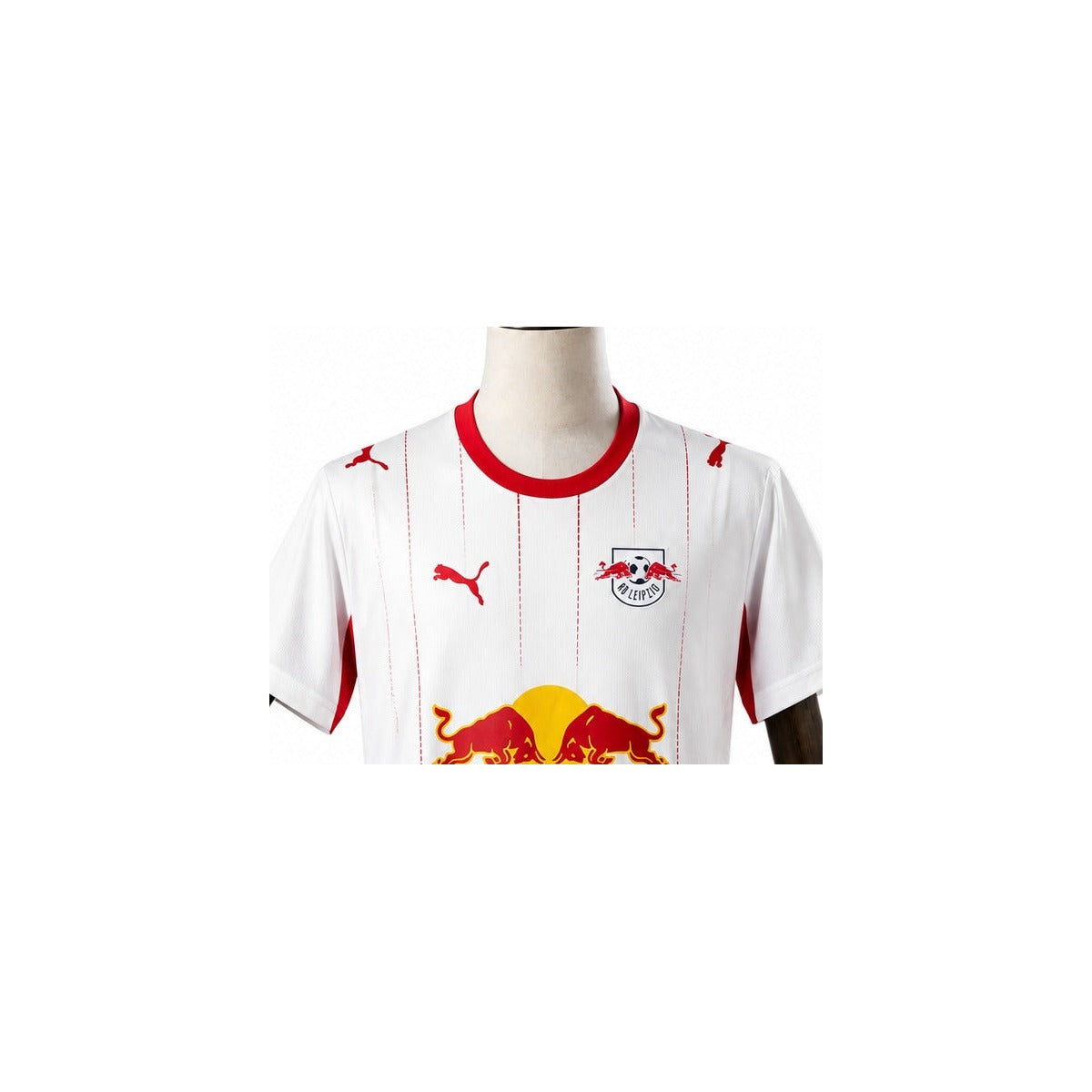 Camisa RB Leipzig - 1º Uniforme Torcedor 2026/27 detalhe escudo manequim fundo branco