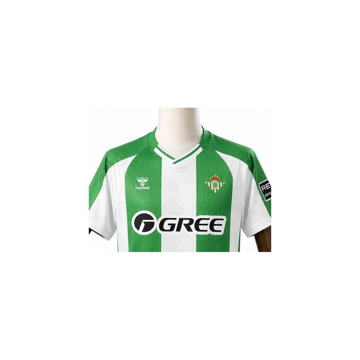 Camisa Real Betis - 1º Uniforme Torcedor 2025/26 detalhe escudo manequim fundo branco
