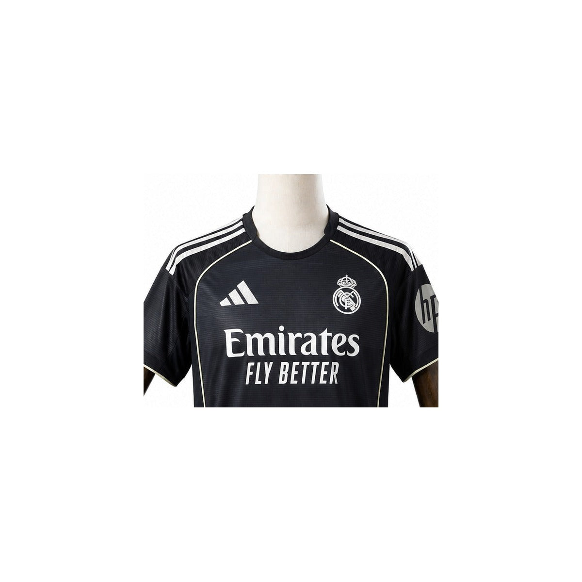 Camisa Real Madrid - 2º Uniforme Torcedor 2025/26 detalhe escudo manequim fundo branco