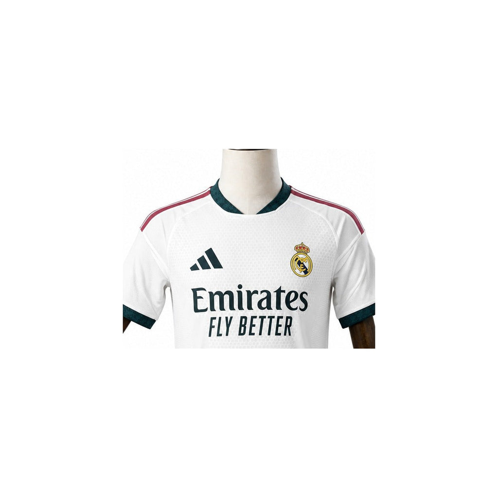 Camisa Real Madrid - 1º Uniforme Jogador 2026/27 detalhe escudo manequim fundo branco