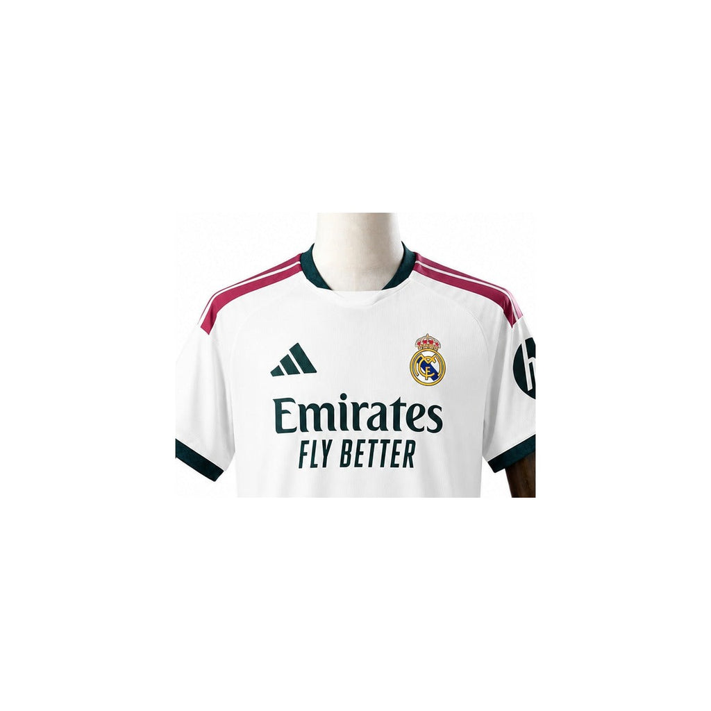 Camisa Real Madrid - 1º Uniforme Torcedor 2026/27 detalhe escudo manequim fundo branco