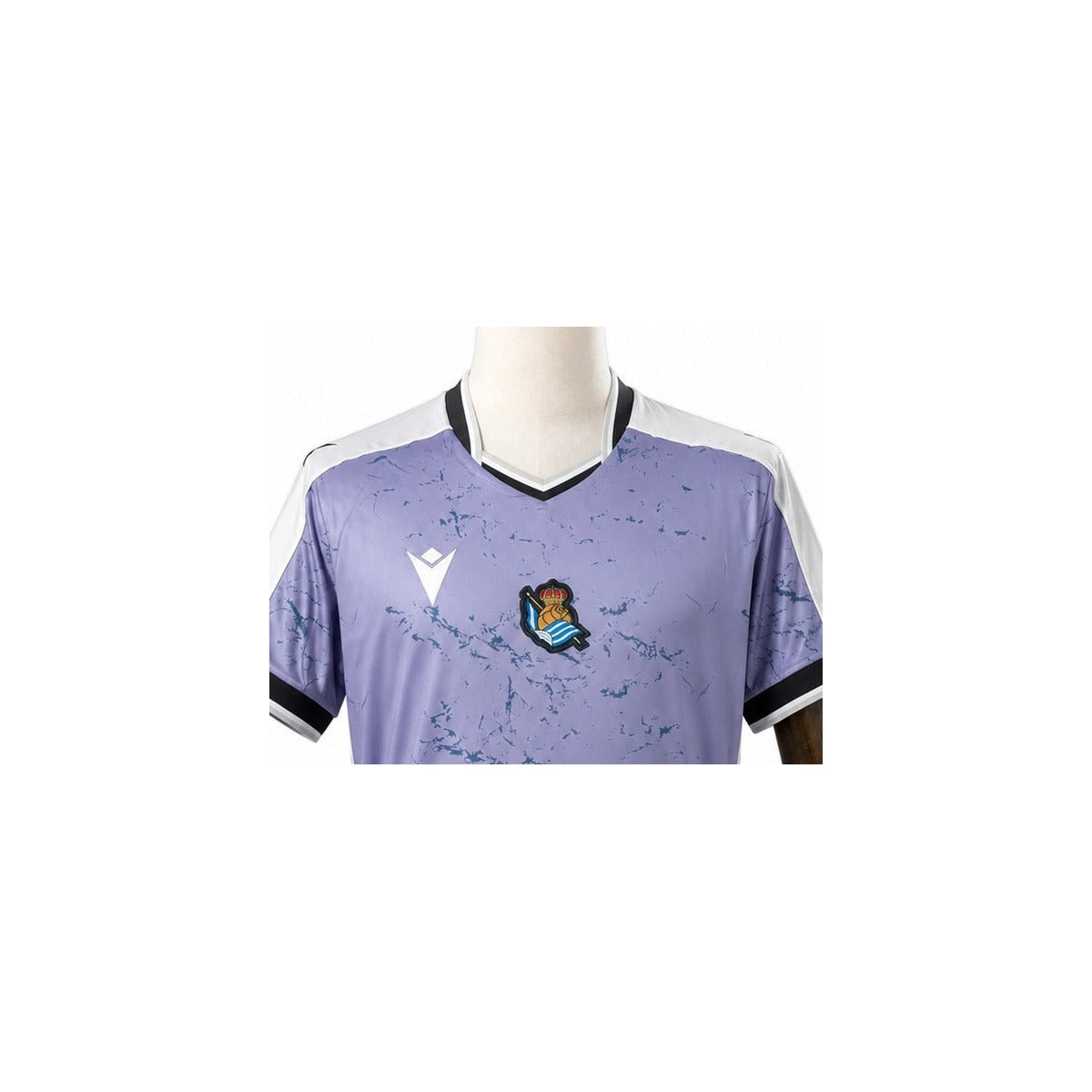Camisa Real Sociedad - 2º Uniforme Torcedor 2025/26 detalhe escudo manequim fundo branco