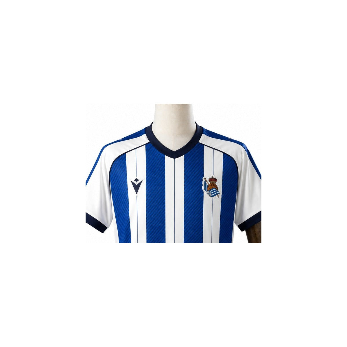 Camisa Real Sociedad - 1º Uniforme Torcedor 2025/26 detalhe escudo manequim fundo branco