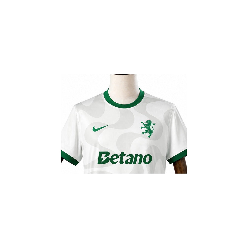 Camisa Sporting - 2º Uniforme Torcedor 2025/26 detalhe escudo manequim fundo branco