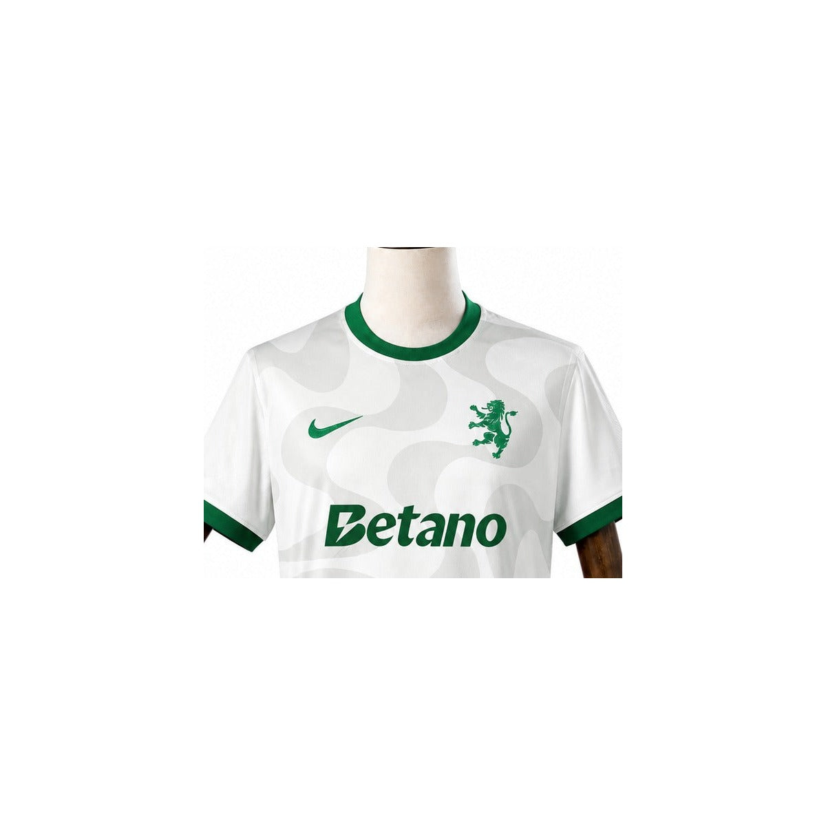 Camisa Sporting - 2º Uniforme Torcedor 2025/26 detalhe escudo manequim fundo branco