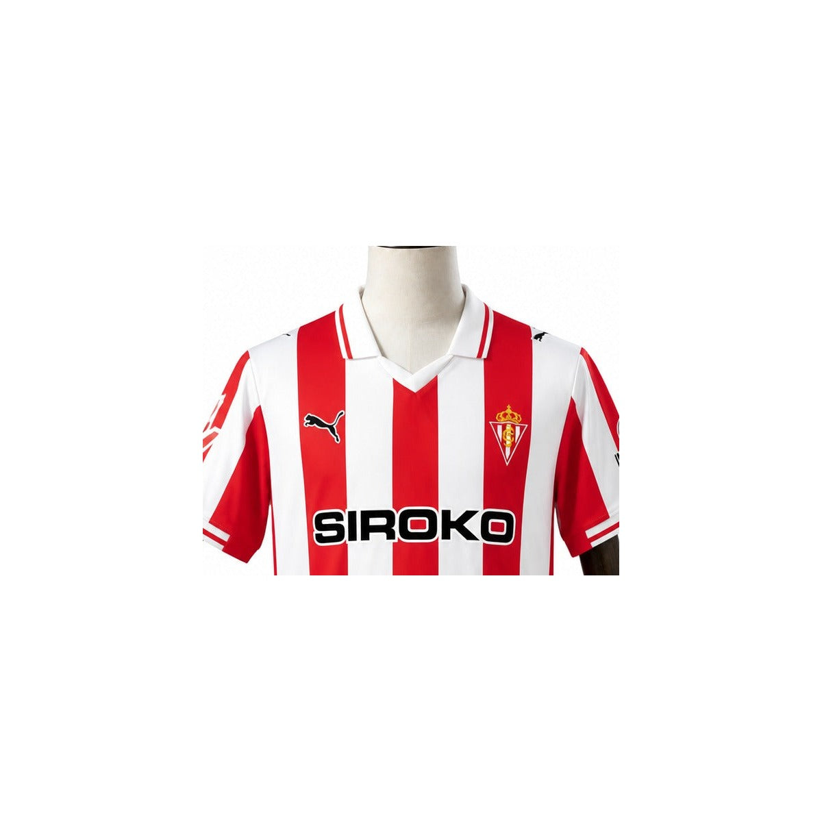 Camisa Sporting Gijón - 1º Uniforme Torcedor 2025/26 detalhe escudo manequim fundo branco
