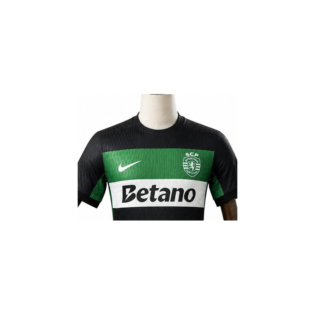 Camisa Sporting - 1º Uniforme Jogador 2024/25 detalhe escudo manequim fundo branco