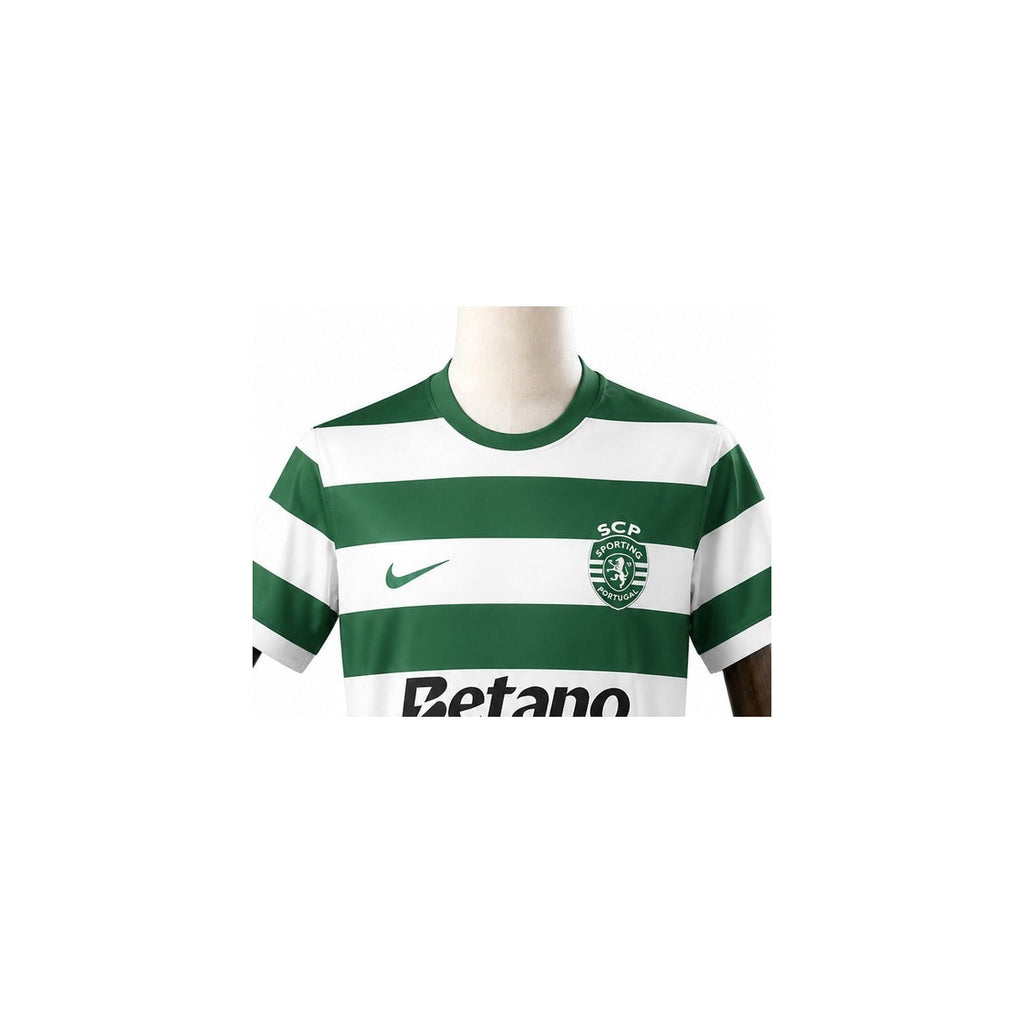 Camisa Sporting - 1º Uniforme Torcedor 2025/26 detalhe escudo manequim fundo branco