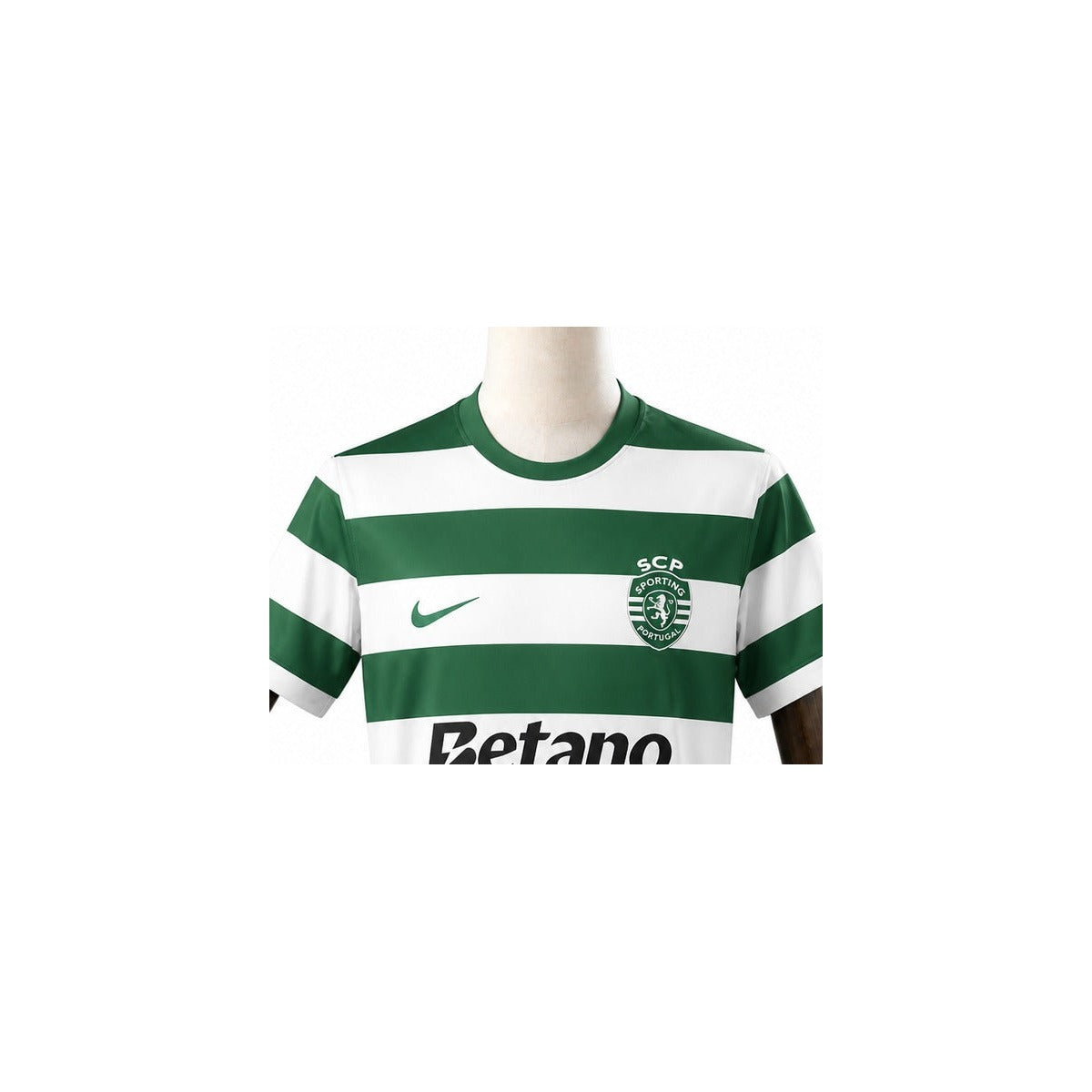 Camisa Sporting - 1º Uniforme Torcedor 2025/26 detalhe escudo manequim fundo branco