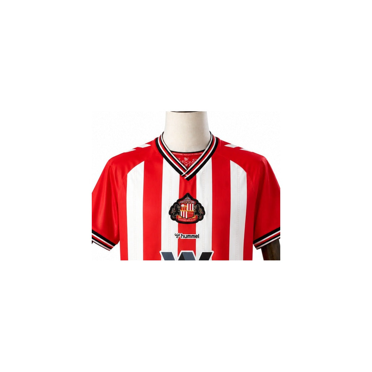 Camisa Sunderland - 1º Uniforme Torcedor 2025/26 detalhe escudo manequim fundo branco