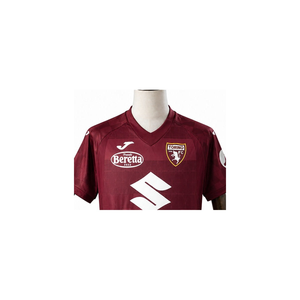 Camisa Torino - 1º Uniforme Torcedor 2024/25 detalhe escudo manequim fundo branco