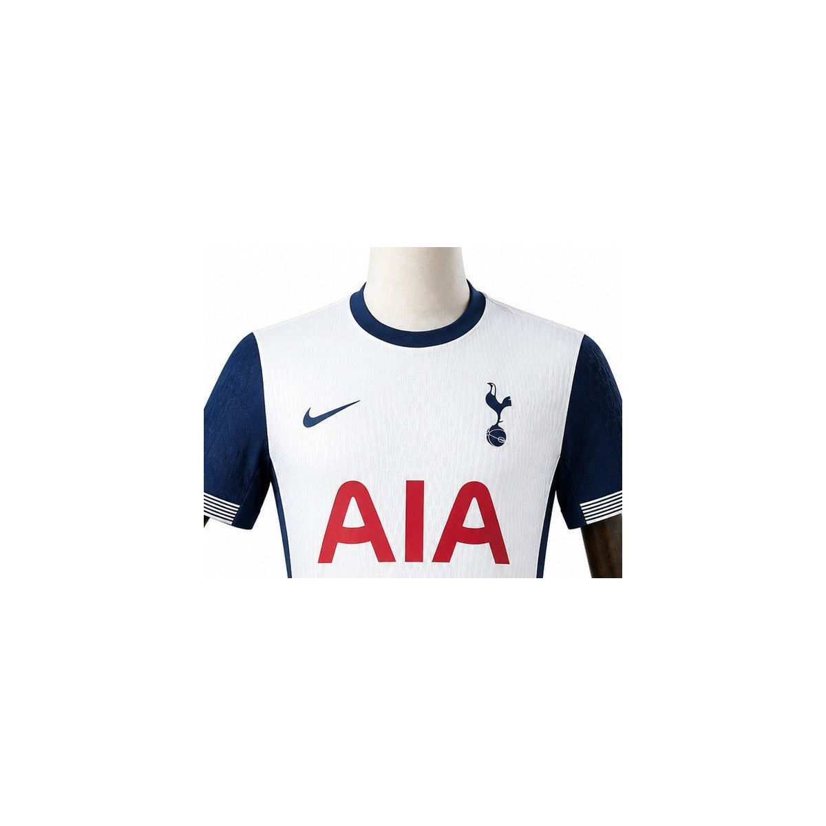 Camisa Tottenham Hotspur - 1º Uniforme Jogador 2024/25 detalhe escudo manequim fundo branco