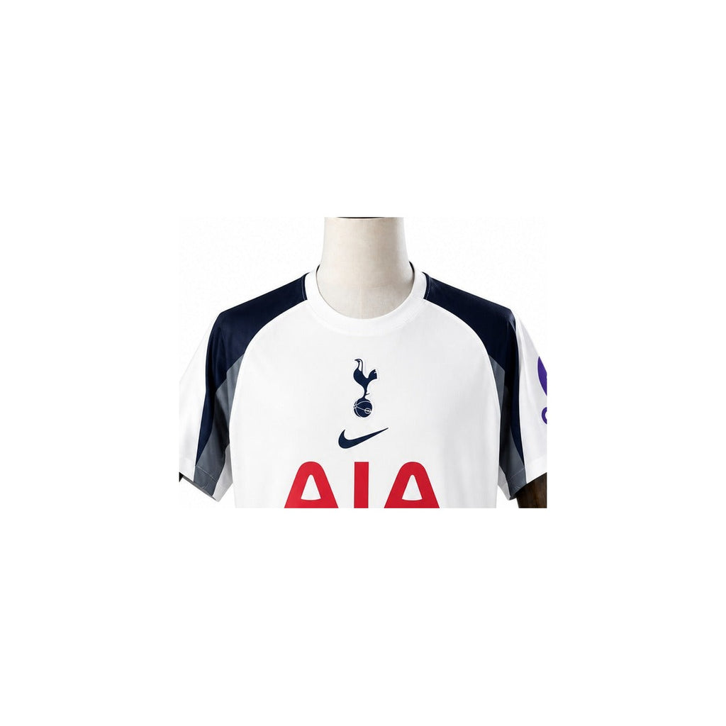 Camisa Tottenham Hotspur - 1º Uniforme Torcedor 2025/26 detalhe escudo manequim fundo branco