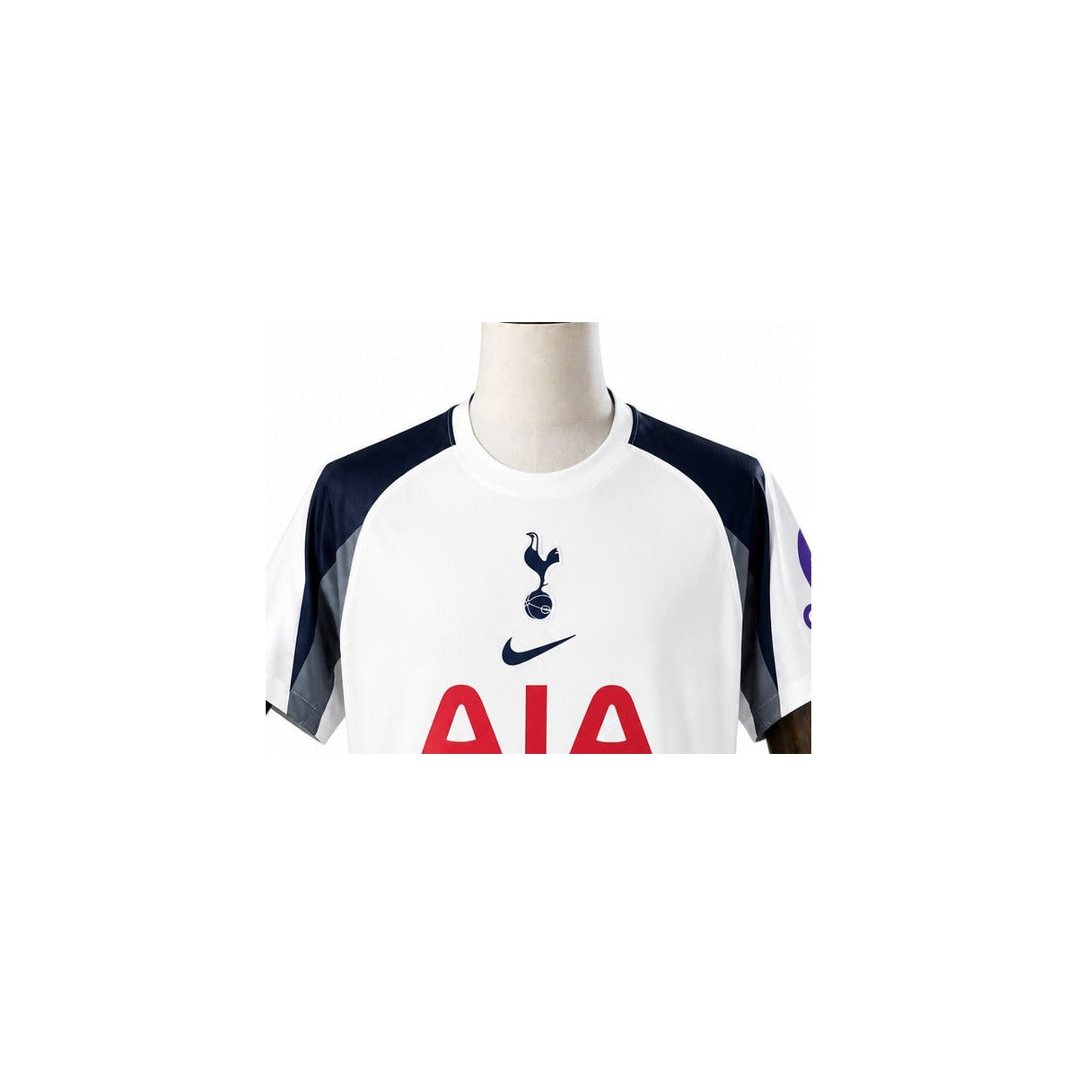 Camisa Tottenham Hotspur - 1º Uniforme Torcedor 2025/26 detalhe escudo manequim fundo branco