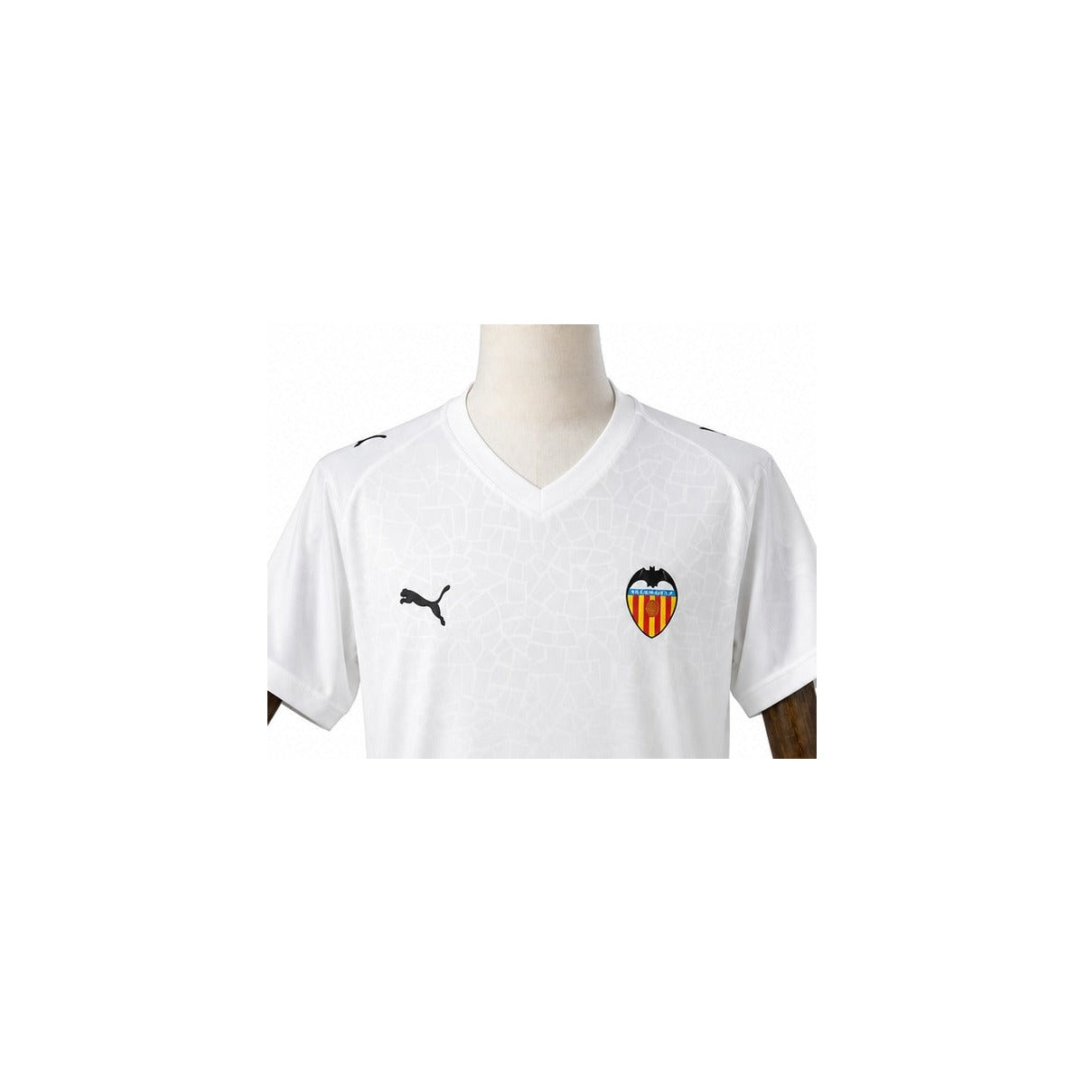 Camisa Valencia - 1º Uniforme Torcedor 2025/26 detalhe escudo manequim fundo branco