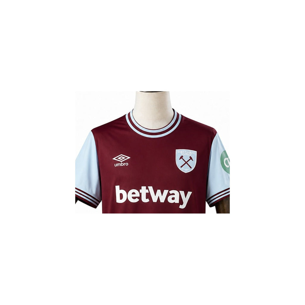 Camisa West Ham - 1º Uniforme Torcedor 2024/25 detalhe escudo manequim fundo branco