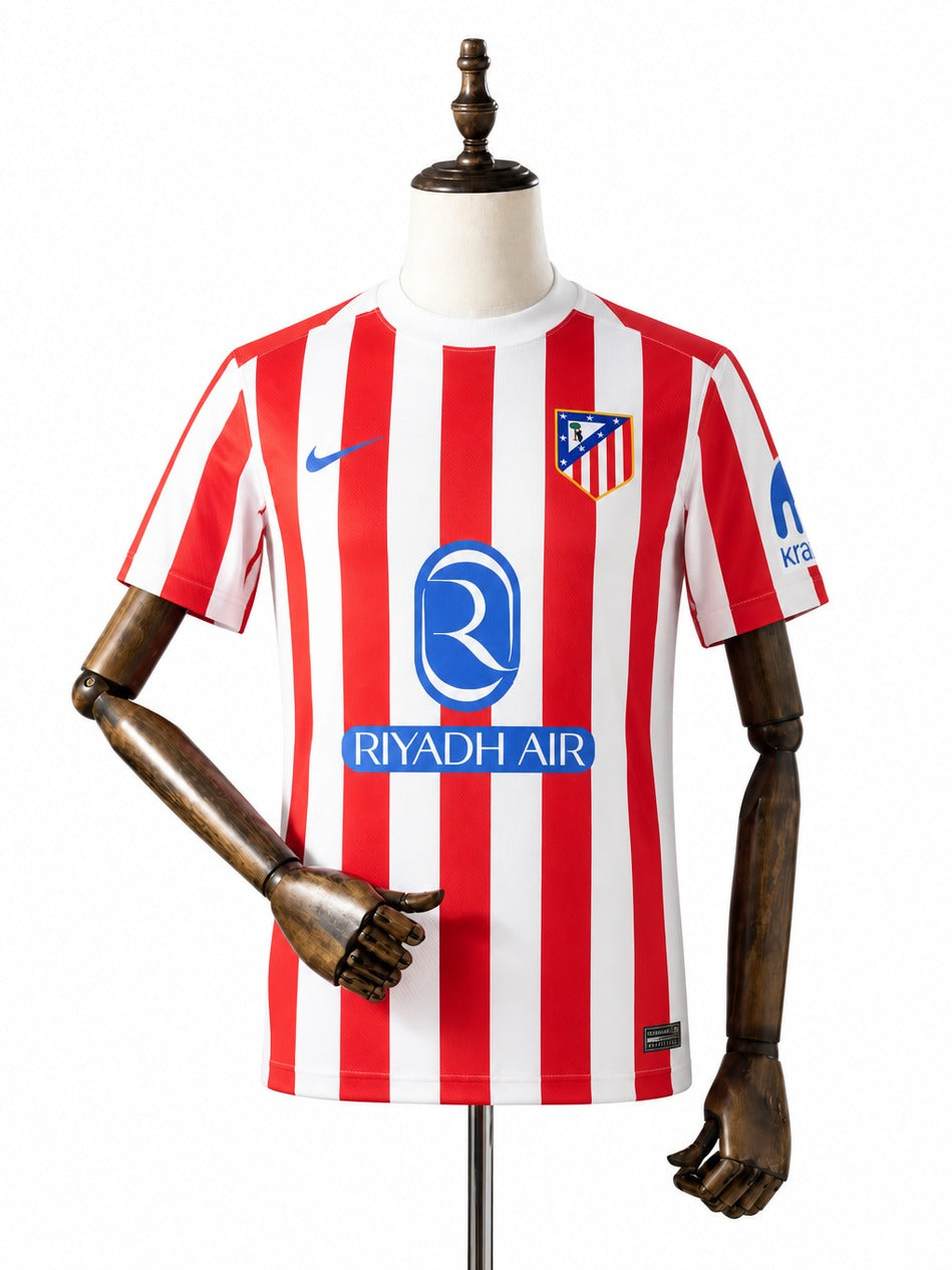 Camisa Atlético Madrid - 1º Uniforme Torcedor 2025/26 frente manequim fundo branco