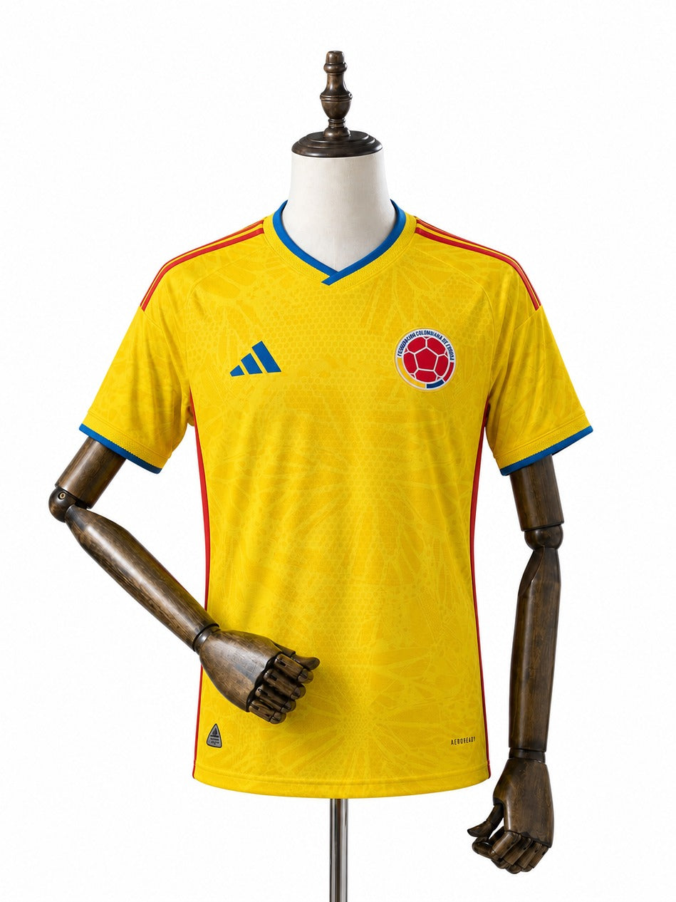 Camisa Colombia 2026 frente manequim madeira fundo branco