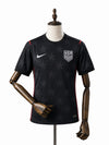 Camisa EUA 2026 frente manequim madeira fundo branco