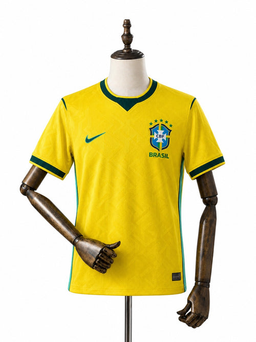 Camisa Brasil 2026 frente manequim madeira fundo branco