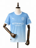 Camisa Manchester City - 1º Uniforme Torcedor 2026/27 frente manequim fundo branco