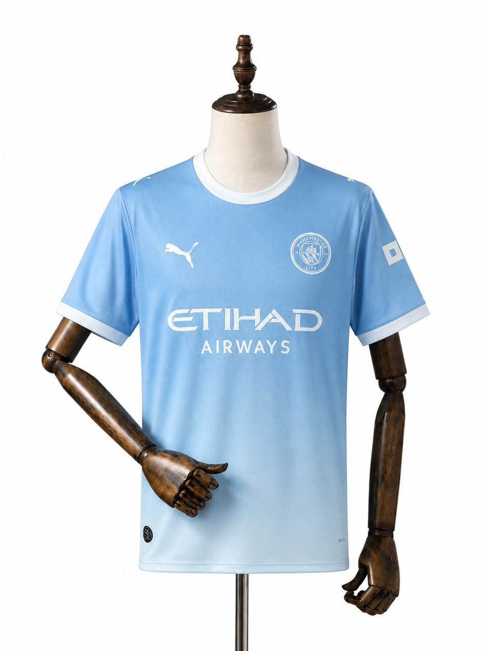 Camisa Manchester City - 1º Uniforme Torcedor 2026/27 frente manequim fundo branco