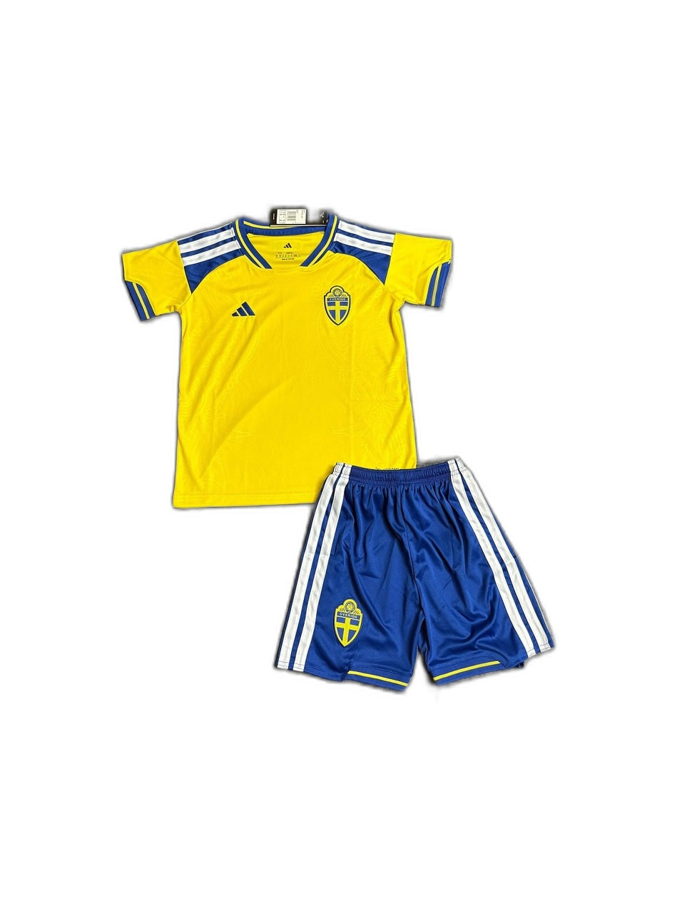 Camisa 2026 Sweden Home Infantil frente fundo branco