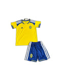 Camisa 2026 Sweden Home Infantil frente fundo branco