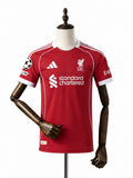 Camisa Liverpool - 1º Uniforme Torcedor 2025/26 frente manequim fundo branco