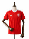 Camisa Internacional 2026 frente manequim madeira fundo branco