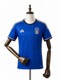 Camisa Italia 2026 frente manequim madeira fundo branco