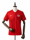 Camisa Canada 2026 frente manequim madeira fundo branco
