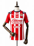 Camisa Chivas Guadalajara - 1º Uniforme Torcedor 2025/2026 frente manequim fundo branco