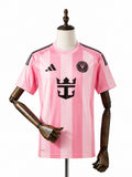 Camisa Inter Miami - 1º Uniforme Torcedor 2025 frente manequim fundo branco
