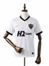 Camisa Atletico-MG Visitante 2026 frente manequim madeira fundo branco