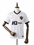 Camisa Atletico-MG Visitante 2026 frente manequim madeira fundo branco