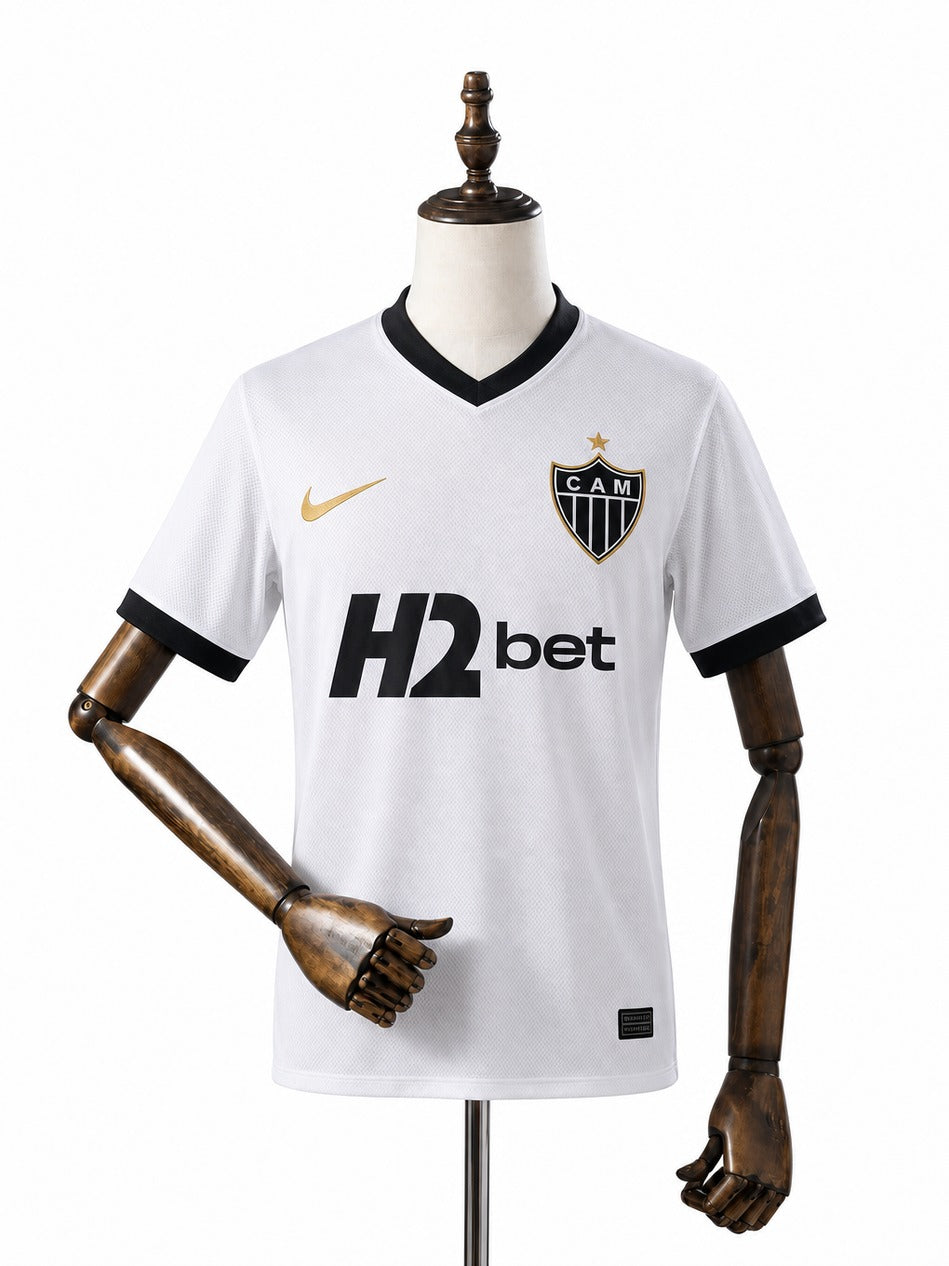 Camisa Atletico-MG Visitante 2026 frente manequim madeira fundo branco